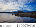 Lake Kawaguchiko and Mt. Fuji in autumn 140079410