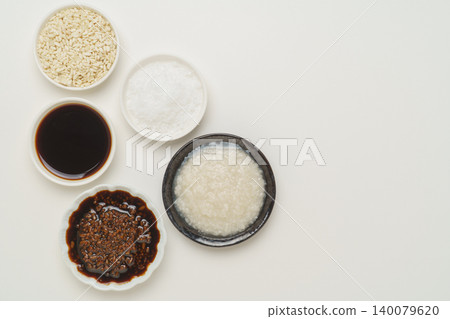 Salt koji and soy sauce koji and ingredients (salt, soy sauce, rice koji) 140079620