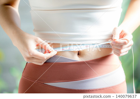婦女測量腰圍 140079637