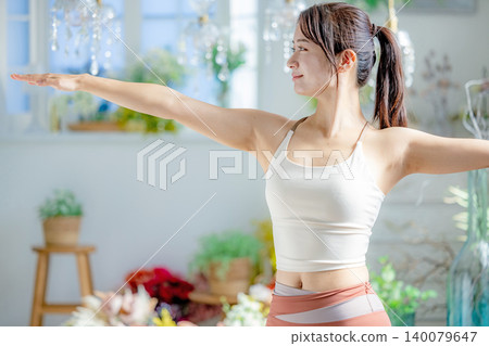 瑜伽女人 140079647