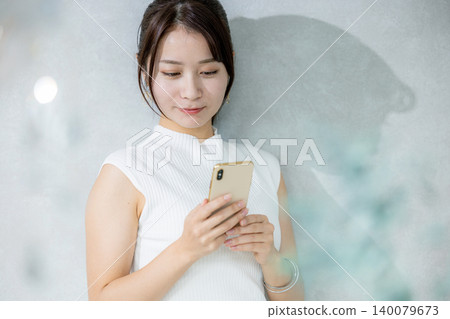 使用智慧型手機的女人 140079673