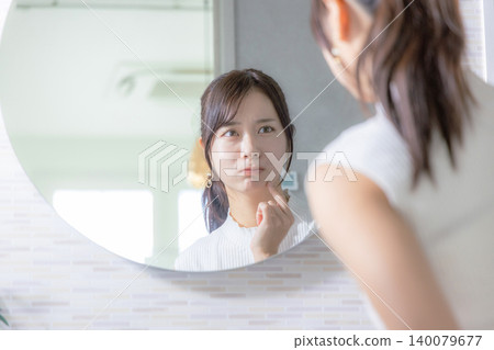 照鏡子的女人 140079677
