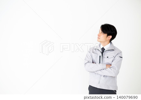 身穿灰色工作服的中年商務人士,背景為白色。 身穿灰色工作服的中年商務人士,背景為白色。 140079690