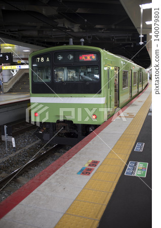 大阪東線的一列火車停靠在新大阪站。 大阪東線的一列火車停靠在新大阪站。 140079801