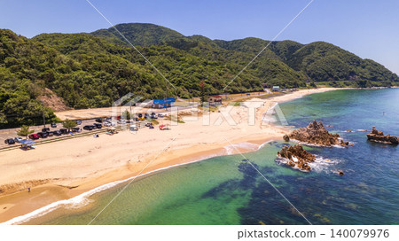 The beautiful gradient of shallow waters at Diamond Long Beach in early summer (Mihama Town, Fukui Prefecture) The beautiful gradient of shallow waters at Diamond Long Beach in early summer (Mihama Town, Fukui Prefecture) 140079976