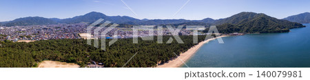 [Panoramic Aerial View] The magnificent scenery of Kehi no Matsubara, which forms a beautiful arc, and Tsuruga Bay. 140079981