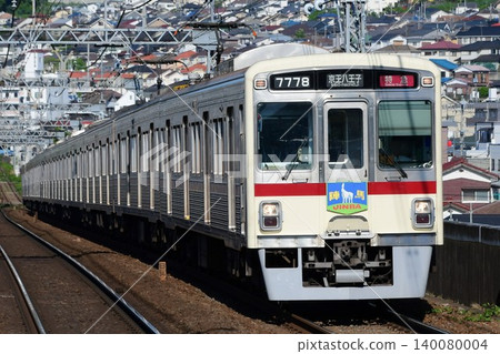 京王 7000 系列 7728F，帶有修復後的栗色條紋和 Jinba 機頭標誌。 140080004