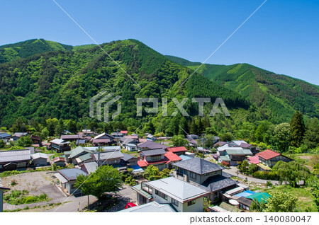 Nagawa, a rural area in Shinshu, during the fresh green season (Matsumoto City, Nagano Prefecture) 140080047