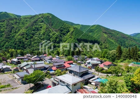 Nagawa, a rural area in Shinshu, during the fresh green season (Matsumoto City, Nagano Prefecture) 140080048