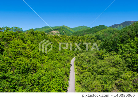 Nagawa, a rural area in Shinshu, during the fresh green season (Matsumoto City, Nagano Prefecture) 140080060