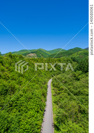 信州縣農村地區長川市，在綠意盎然的季節（長野縣松本市） 140080061