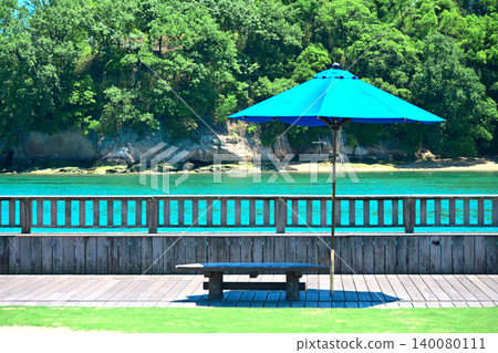 夏日陽光!蔚藍的海、長椅和遮陽傘。 夏日陽光!蔚藍的海、長椅和遮陽傘。 140080111