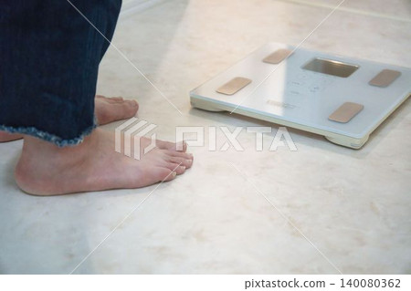 赤腳站在體重計上 140080362