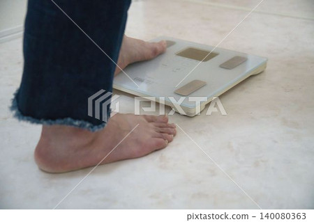 赤腳站在體重計上 赤腳站在體重計上 140080363