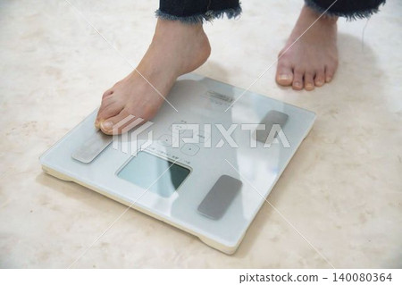 赤腳站在體重計上 赤腳站在體重計上 140080364