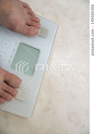 赤腳站在體重計上 赤腳站在體重計上 140080366