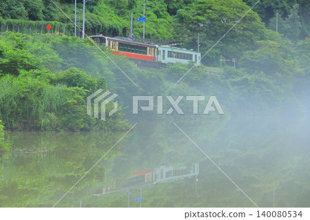 Hayato Station on the Tadami Line running through the fog 140080534