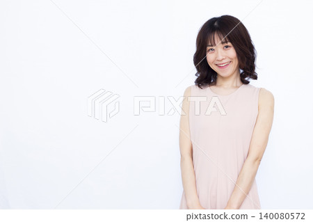 穿著粉色裙子的女人 穿著粉色裙子的女人 140080572