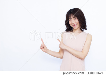 指著手指的女人 140080621