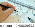 用於檢查設計圖的手和建築工具 用於檢查設計圖的手和建築工具 140080638
