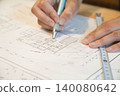用於檢查設計圖的手和建築工具 用於檢查設計圖的手和建築工具 140080642