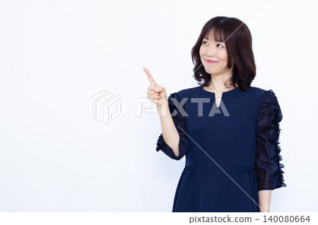 指著手指的女人 140080664