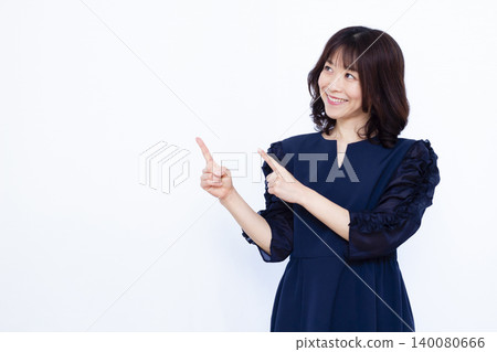 woman pointing finger woman pointing finger 140080666