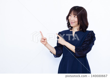 指著手指的女人 140080667