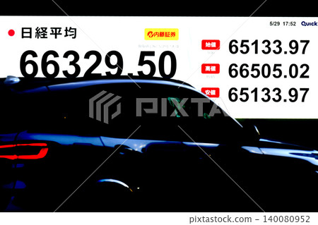 東京都市景觀的日本股價創下歷史新高，達到 66,000 日圓，29 日收在 66,329.50 日圓。 140080952