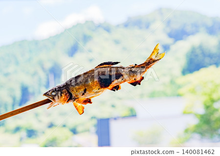 烤香魚（香魚）串在烤肉串上，用鹽調味。 140081462