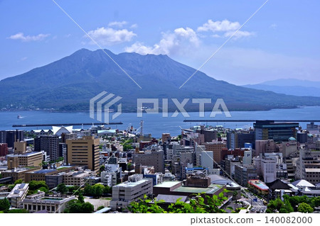 我去了城山公園，那裡風景優美，可以欣賞到櫻島的壯麗景色。 140082000