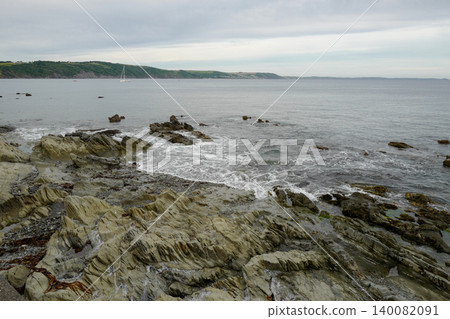 Rock pools and rocky shore line from the south coast of Cornwall, UK Rock pools and rocky shore line from the south coast of Cornwall, UK 140082091