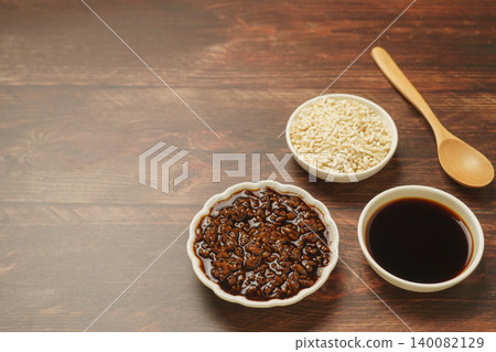 Soy sauce koji and ingredients (rice koji, soy sauce) Soy sauce koji and ingredients (rice koji, soy sauce) 140082129