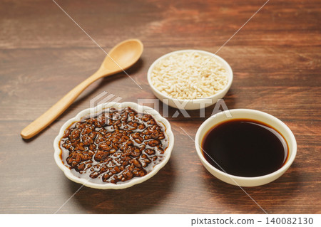 Soy sauce koji and ingredients (rice koji, soy sauce) Soy sauce koji and ingredients (rice koji, soy sauce) 140082130
