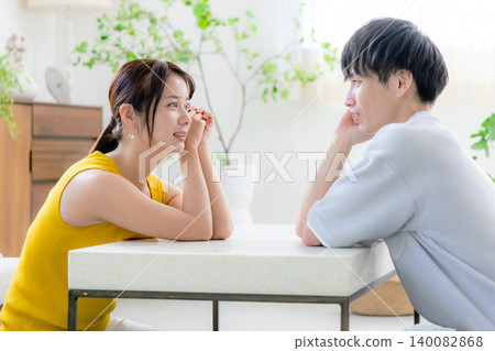 Young men and women looking into each other 140082868
