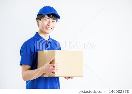 Worker with cardboard box 140082878