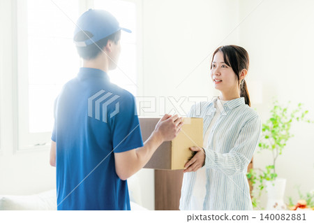 接行李的女人 140082881