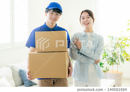 Moving woman Moving woman 140082884
