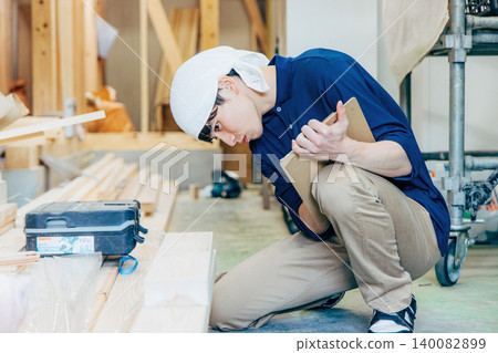 新建築工地的男性工人 140082899