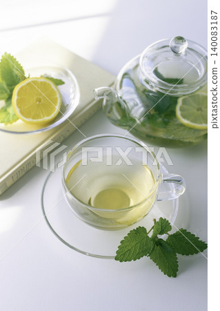 Lemon and mint herbal tea: A refreshing and relaxing time. 140083187
