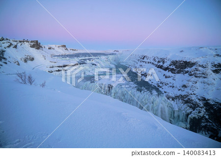 蓋奧，地球的裂縫，藍天白雲，雪景如畫－冰島 140083413