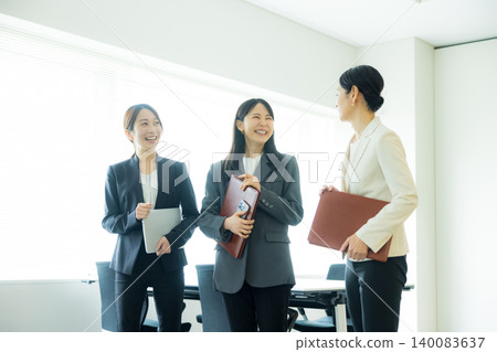 Business woman walking with laptop Business woman walking with laptop 140083637