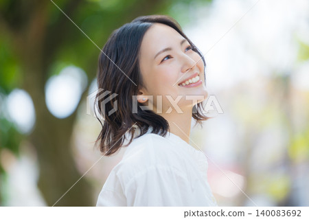 走在新綠色的婦女 140083692