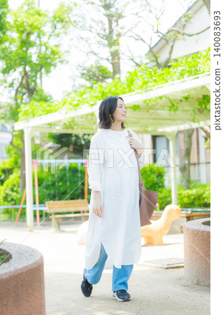 走在新綠色的婦女 140083693