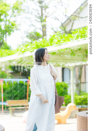 走在新綠色的婦女 走在新綠色的婦女 140083694