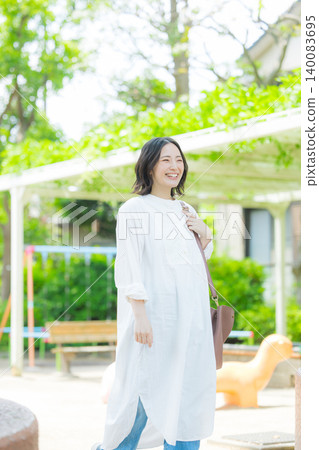 走在新綠色的婦女 140083695