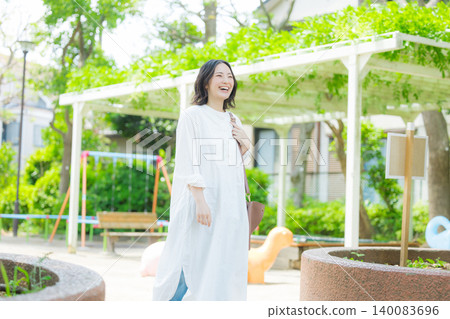走在新綠色的婦女 140083696