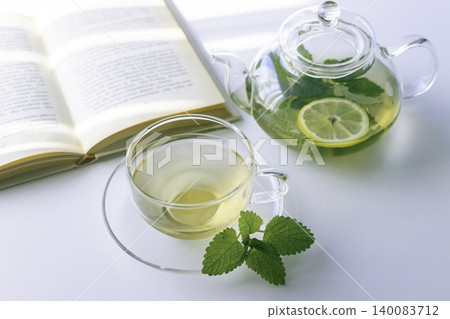一邊喝檸檬薄荷花草茶,一邊看書。 一邊喝檸檬薄荷花草茶,一邊看書。 140083712
