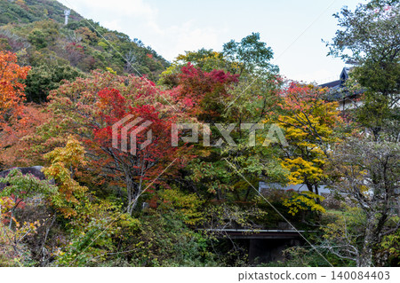 絢麗的秋葉和山景讓人感受到秋天的到來。 140084403