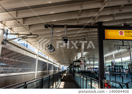 新幹線車站月台上安裝的營運管理設備和安全確認燈。 新幹線車站月台上安裝的營運管理設備和安全確認燈。 140084408